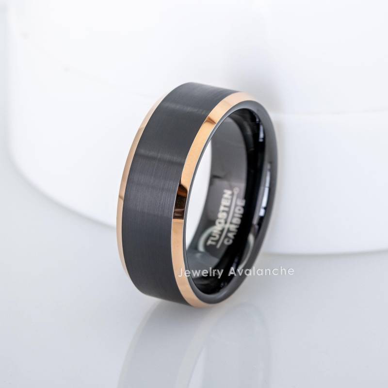 Herren Damen Abgeschrägter Schwarz & Rosegold Wolfram Ehering - Matte Finish Comfort Fit Jubiläum Ring Kostenlose Ring Gravur von JewelryAvalanche