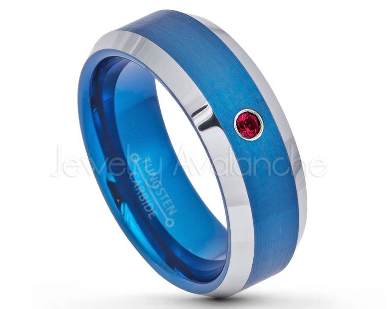 Herrenring Blau Wolfram, 0.07Ct Solitaire Rubin Ring, Juli Geburtsstein 8 Mm Gebürstet Comfort Fit 2-Tone Wolfram Ehering von JewelryAvalanche