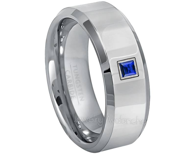 Nach Maß 0.10Ct Princess Cut Saphir Wolframring, Polierte Abgeschrägte Kante Wolframcarbid Ehering, 8 Mm Jubiläumsring von JewelryAvalanche