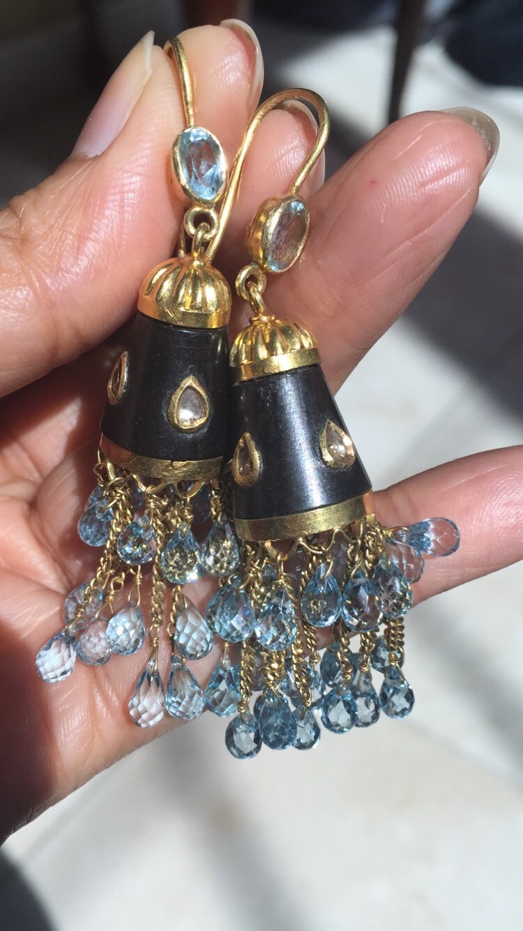 Angebot 18K Gold Blautopas Ohrring Mit Palisander Ungewöhnlicher, Atemberaubender Designer 22K Gold-Inlay Auf Versteinertem Holz März Geburtsstein von JewelryBYJuhi