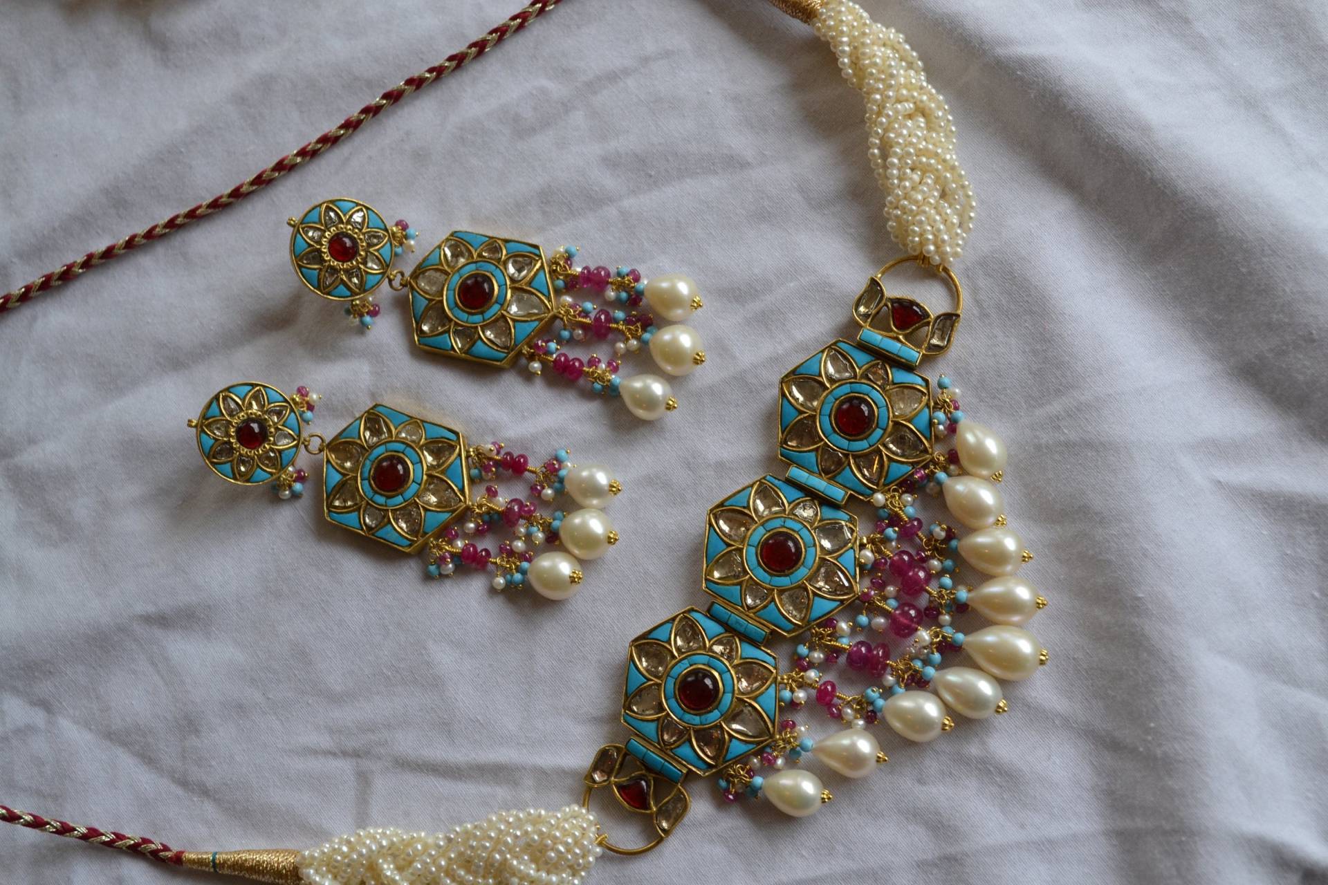 Gold Mough Polki Diamond Türkis Rubin Halsketten-Set, Halskette, Ohrringe, Ohrringe von JewelryBYJuhi