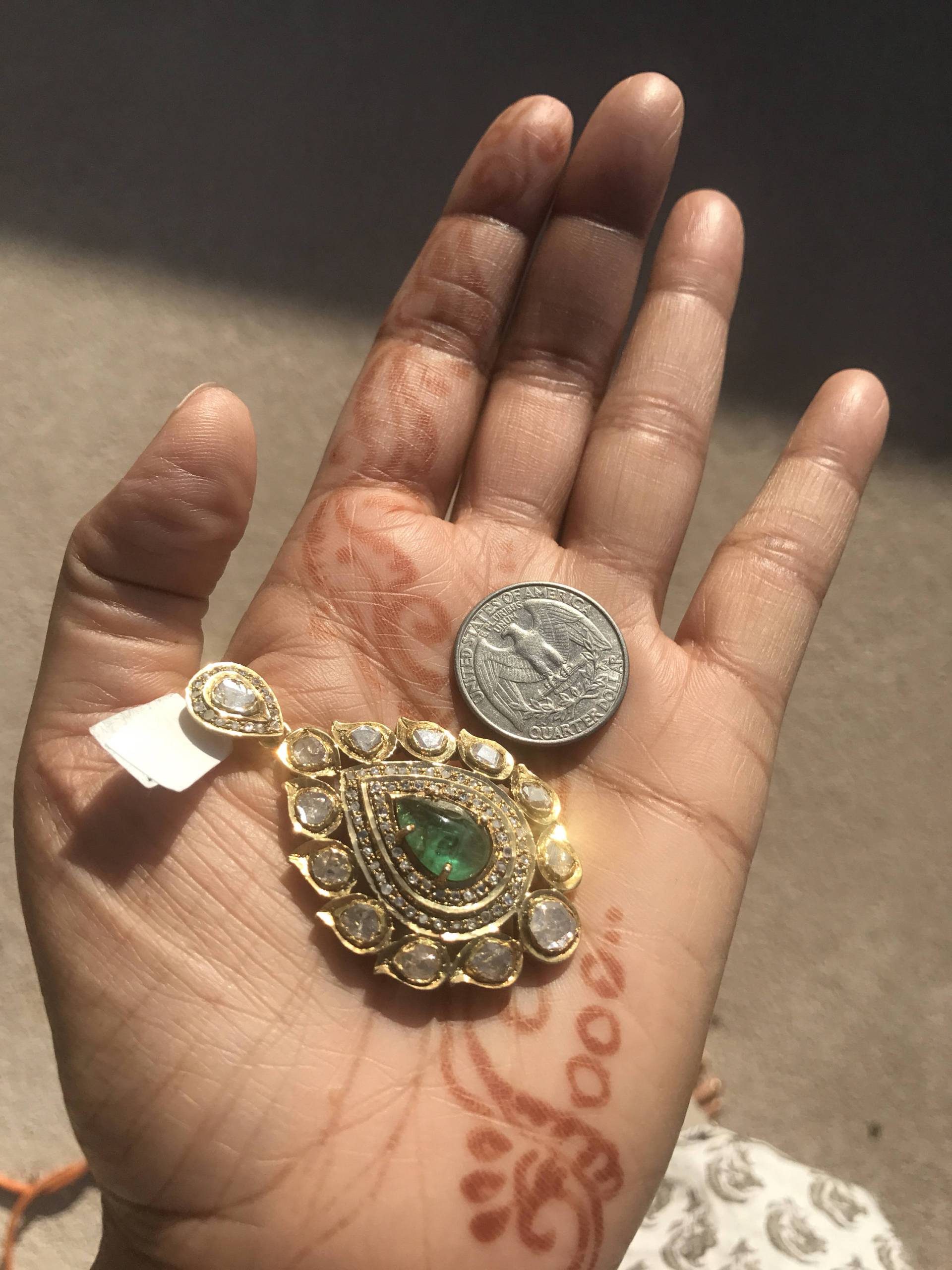 Nachlass Smaragd Diamant Anhänger in Gold Und Silber von JewelryBYJuhi