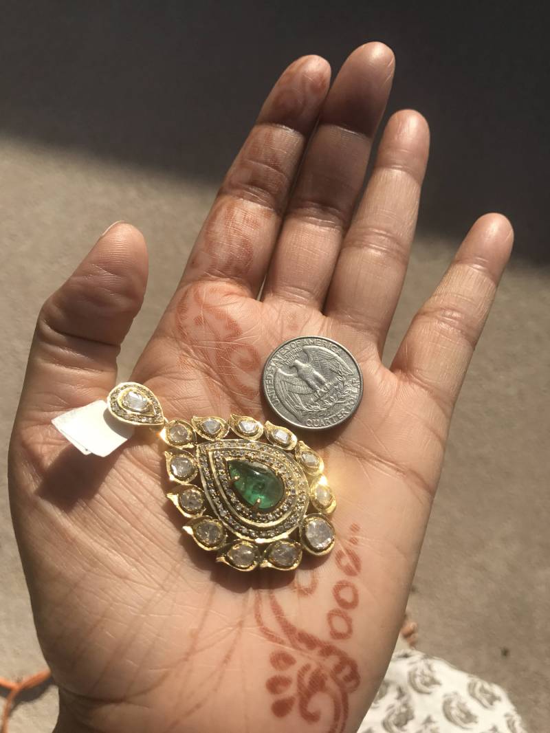 Nachlass Smaragd Diamant Anhänger in Gold Und Silber von JewelryBYJuhi