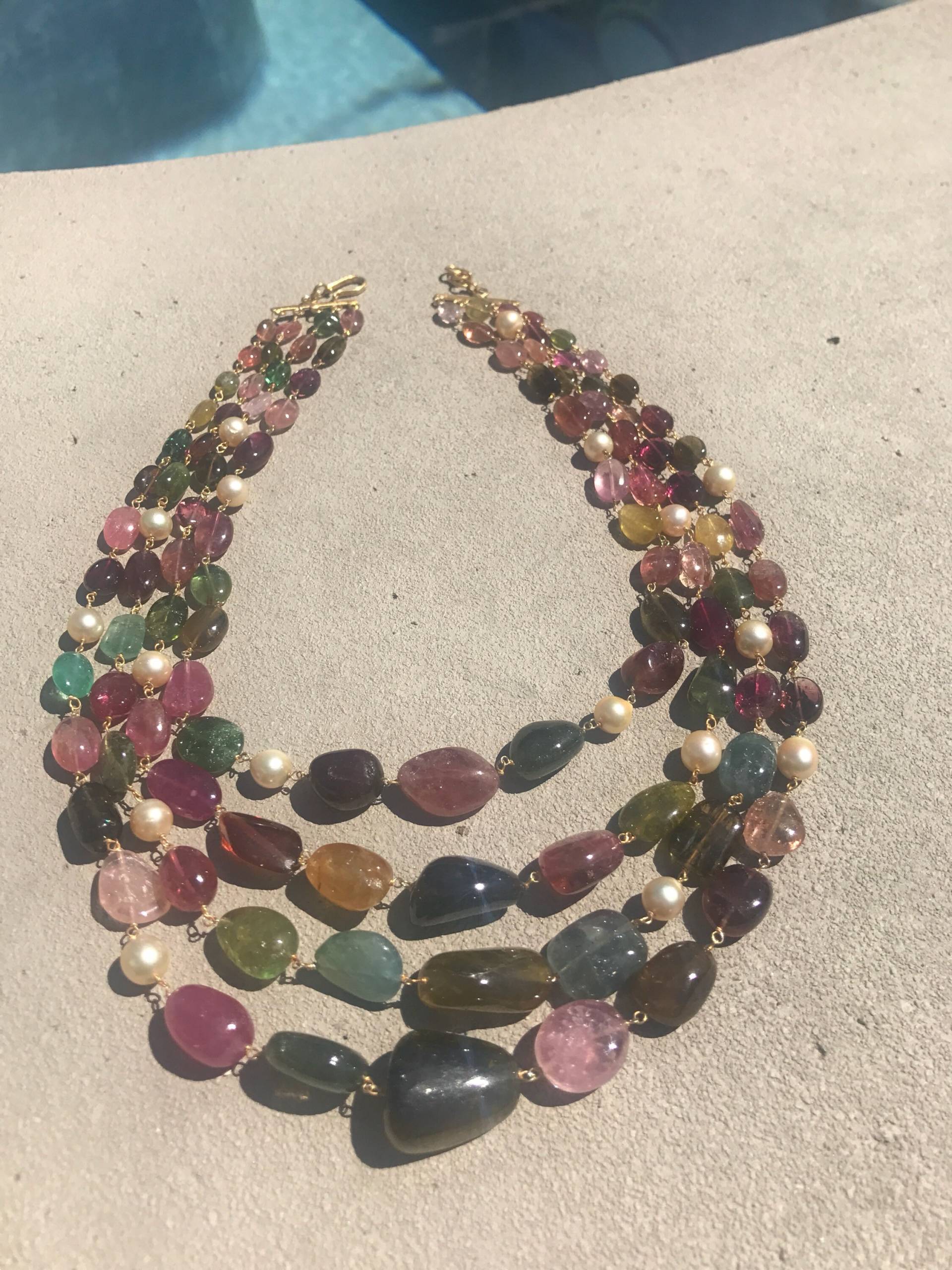 Natürliche Multi-Turmalin-Halskette, Cabachon-Turmalin-Glattperlenkette, Bunter Echter Turmalin-strang, Mehrfarbiger Multi-string von JewelryBYJuhi