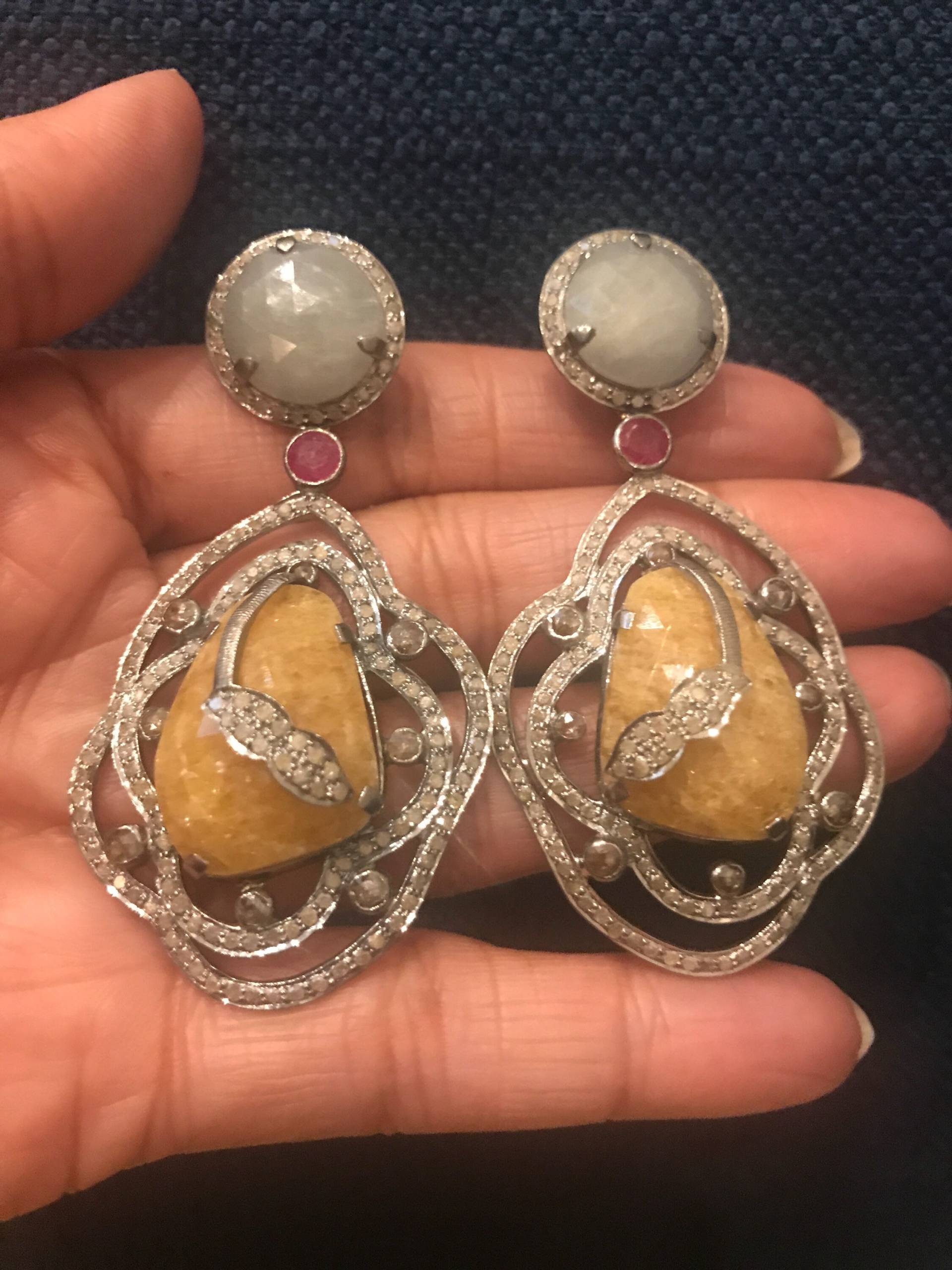 Reduzierte Diamant Rubin Achat Ohrringe, Elegante Gelbe Diamantohrringe von JewelryBYJuhi