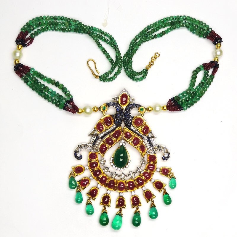 Seltene Rubin, Smaragd Blauer Saphir Pfau Halskette von JewelryBYJuhi