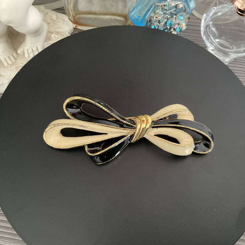 Vintage Sphinx Goldfarbene Emaillierte Schleifenbrosche, Schwarz Und Creme Schleifennadel, Brosche von JewelryBagsandBoxes