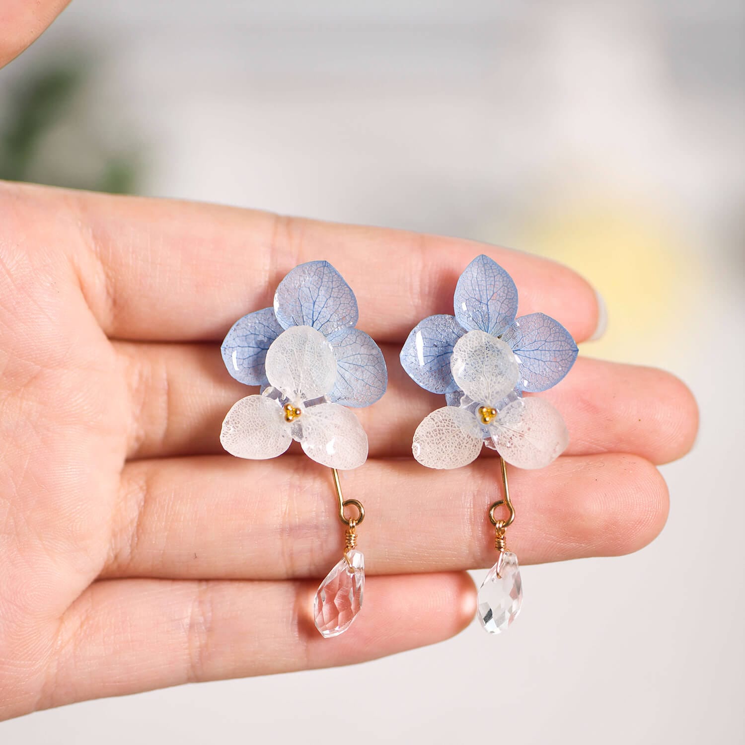 Zweifarbige Blaue Hortensie Tropfenohrringe, Echte Blume Kristallohrringe, Handgemachtes Einzigartiges Ohrringgeschenk, Geburtsblumenschmuck Zweifarbige Blaue Hortensie Tropfenohrringe, Echte Blume Kristallohrringe, Handgemachtes Einzigartiges Ohrringgeschenk, Geburtsblumenschmuck von JewelryBlossomLA