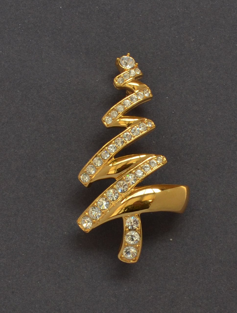Große Vintage Monet Pin Weihnachtsbaum Gold Strass von JewelryBoulevard