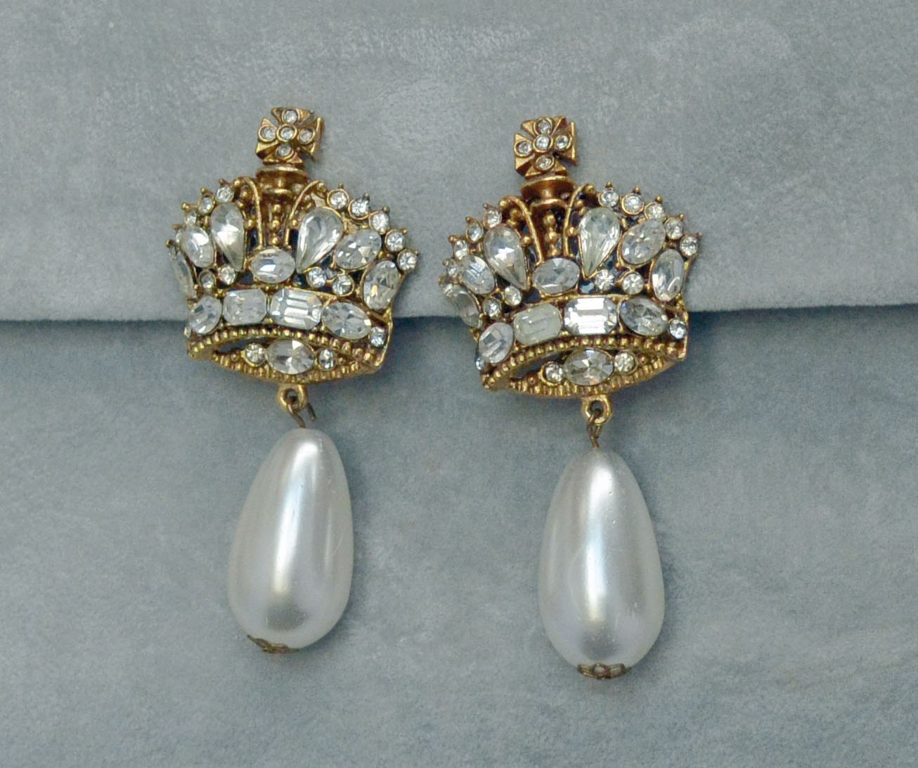 Showstopper Braut Serbin Ohrringe Kronen Strass Perle Baumelt Vintage Signiert Clip von JewelryBoulevard