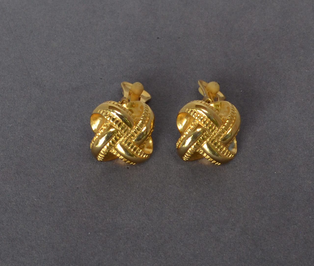 Vintage Danecraft Ohrringe Gold Signiert Clip von JewelryBoulevard