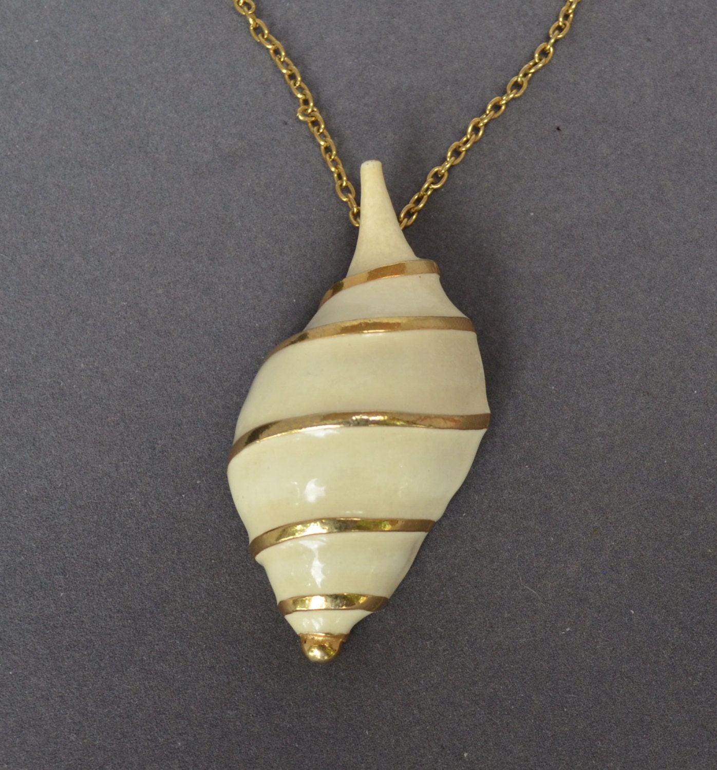 Vintage Donald Stannard Halsbandanhänger Gold Emaille Shell von JewelryBoulevard