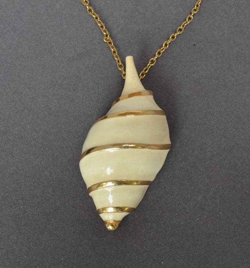 Vintage Donald Stannard Halsbandanhänger Gold Emaille Shell Vintage Donald Stannard Halsbandanhänger Gold Emaille Shell von JewelryBoulevard