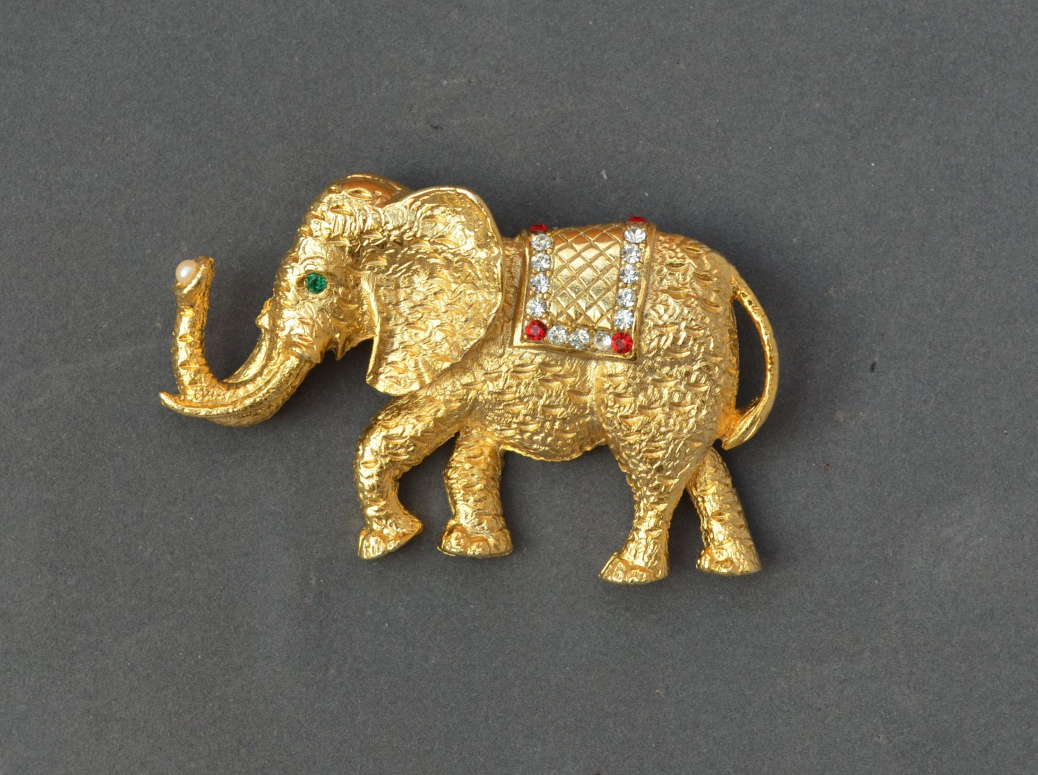 Vintage Pin Elefant Gold Mit Strass von JewelryBoulevard