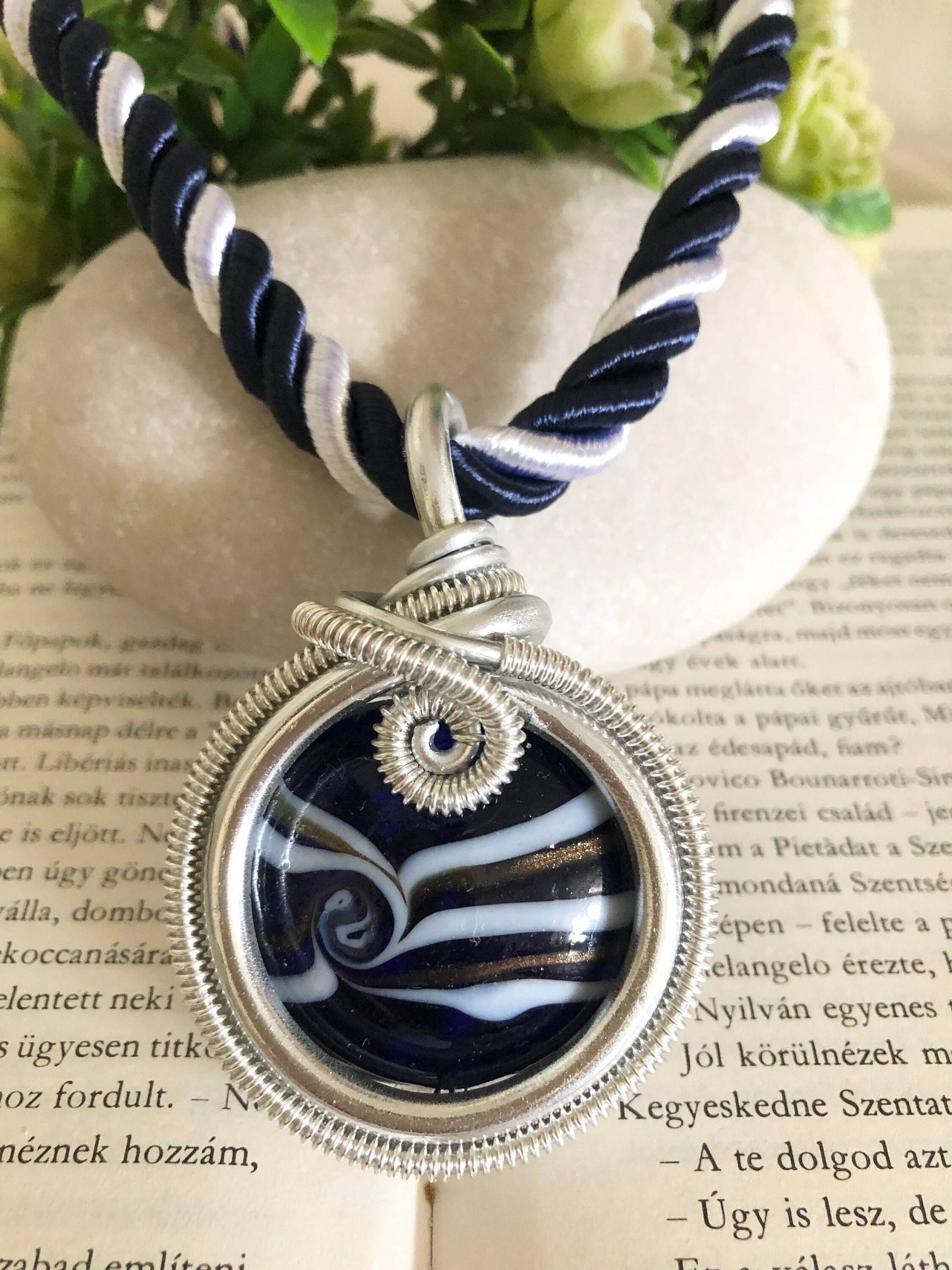 Runde Dunkelblaue Glas Anhänger Halskette Unikat Handgemachter Draht Gewickelt Für Frauen Verstellbare Ausgefallener Schmuck Wickelglas Runde Dunkelblaue Glas Anhänger Halskette Unikat Handgemachter Draht Gewickelt Für Frauen Verstellbare Ausgefallener Schmuck Wickelglas von JewelryByAlexDesigns