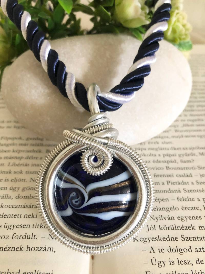 Runde Dunkelblaue Glas Anhänger Halskette Unikat Handgemachter Draht Gewickelt Für Frauen Verstellbare Ausgefallener Schmuck Wickelglas Runde Dunkelblaue Glas Anhänger Halskette Unikat Handgemachter Draht Gewickelt Für Frauen Verstellbare Ausgefallener Schmuck Wickelglas von JewelryByAlexDesigns