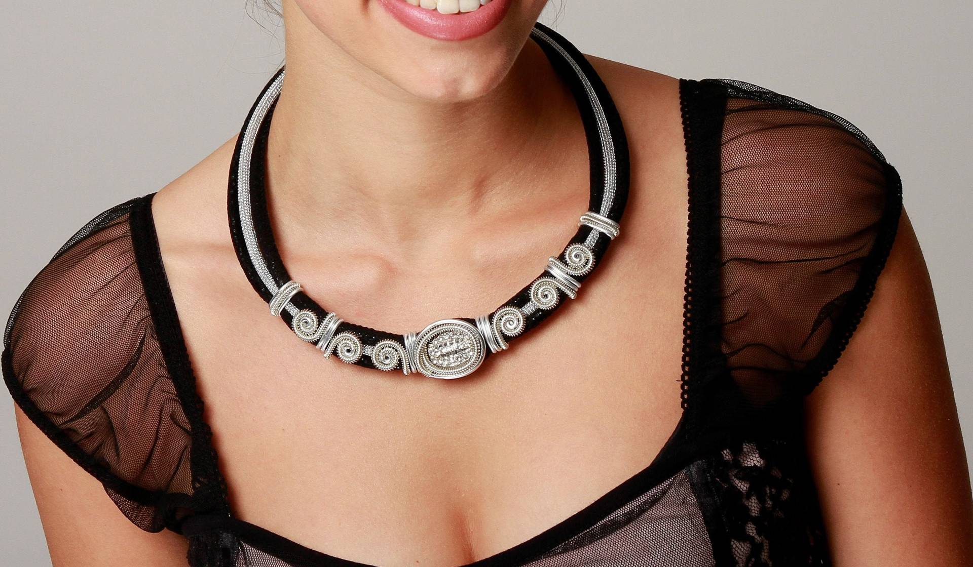 Schwarz-Silber Kurze Halskette Eleganter Abendschmuck Moderne Wire Gewickelt Unikat Filigran Hergestellt Zirkon Brautjungfern Schwarz-Silber Kurze Halskette Eleganter Abendschmuck Moderne Wire Gewickelt Unikat Filigran Hergestellt Zirkon Brautjungfern von JewelryByAlexDesigns