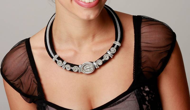 Schwarz-Silber Kurze Halskette Eleganter Abendschmuck Moderne Wire Gewickelt Unikat Filigran Hergestellt Zirkon Brautjungfern Schwarz-Silber Kurze Halskette Eleganter Abendschmuck Moderne Wire Gewickelt Unikat Filigran Hergestellt Zirkon Brautjungfern von JewelryByAlexDesigns