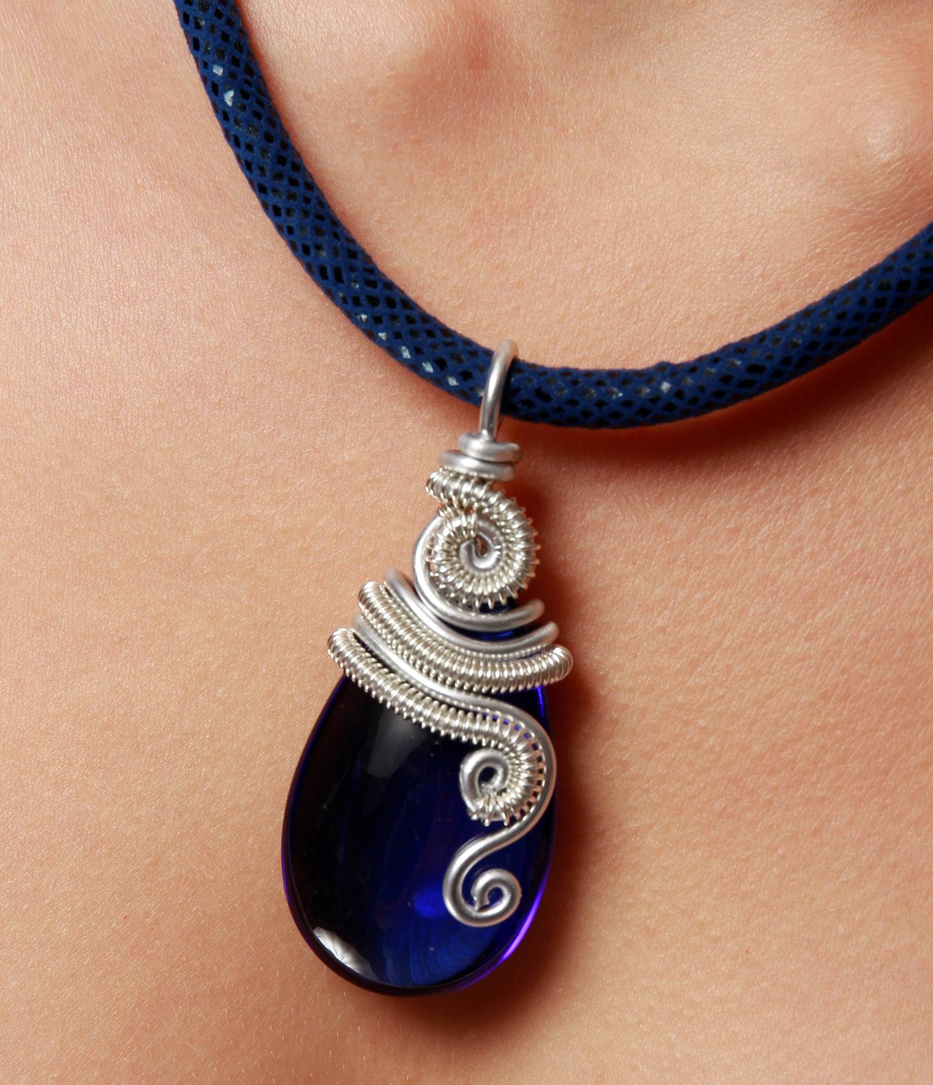 Tropfen Dunkelblauer Glas Anhänger Handgemachte Halskette Wire Wrap Aquamarin Royal Blau Elegant Style Handmade Chic Schmuck Tropfen Dunkelblauer Glas Anhänger Handgemachte Halskette Wire Wrap Aquamarin Royal Blau Elegant Style Handmade Chic Schmuck von JewelryByAlexDesigns