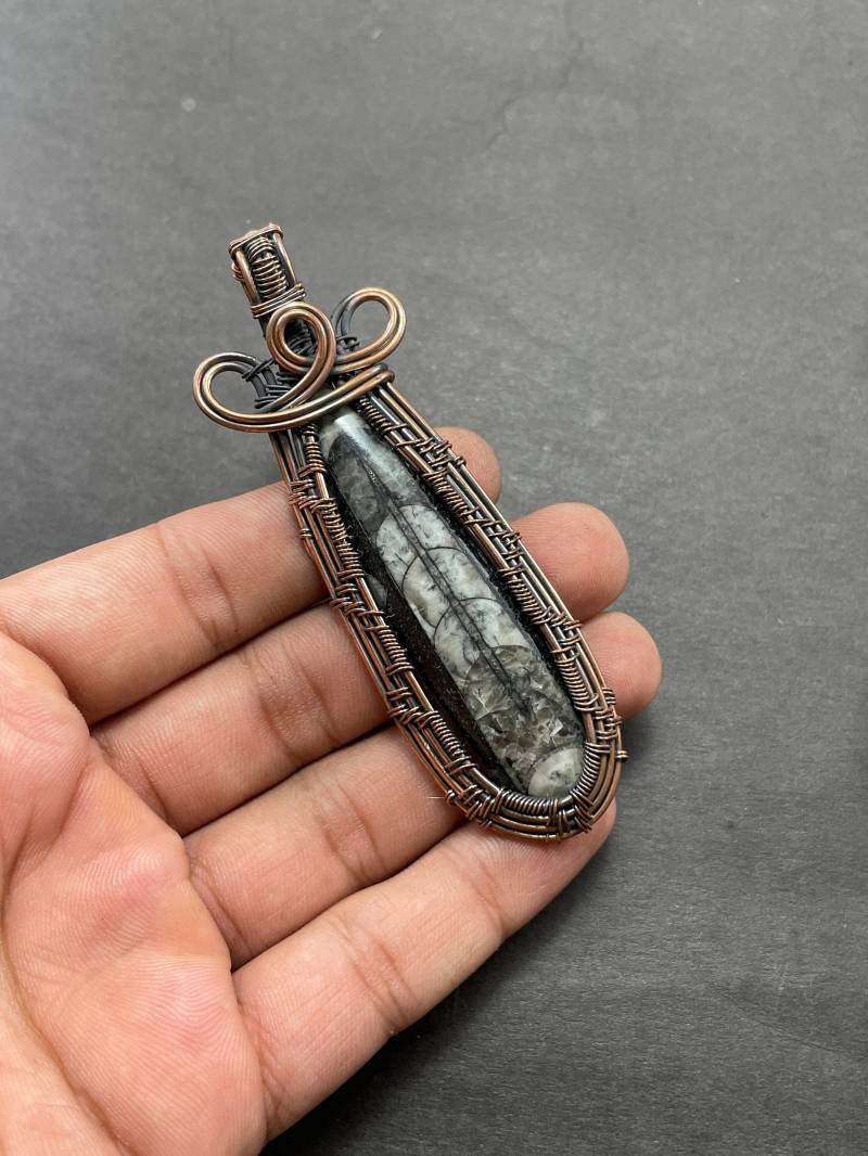 Wunderschön Orthoceras Anhänger, Gewickelter Anhänger Aus Reinem Kupferdraht, Handgemachte Kette Halskette Geschenk Für Sie, Echte Fossil von JewelryByAnaika