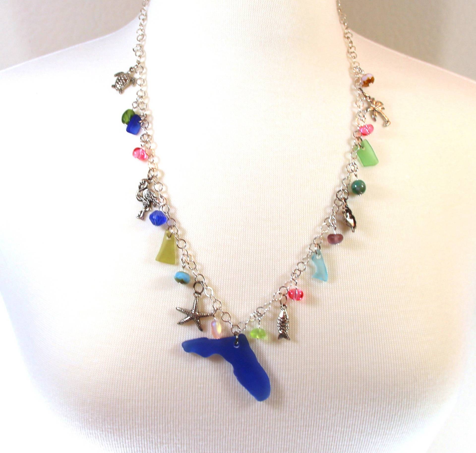 Florida State Kultur Meerglas & Charm Halskette, Royal Blau, One Of A Kind Florida State Kultur Meerglas & Charm Halskette, Royal Blau, One Of A Kind von JewelryByECB