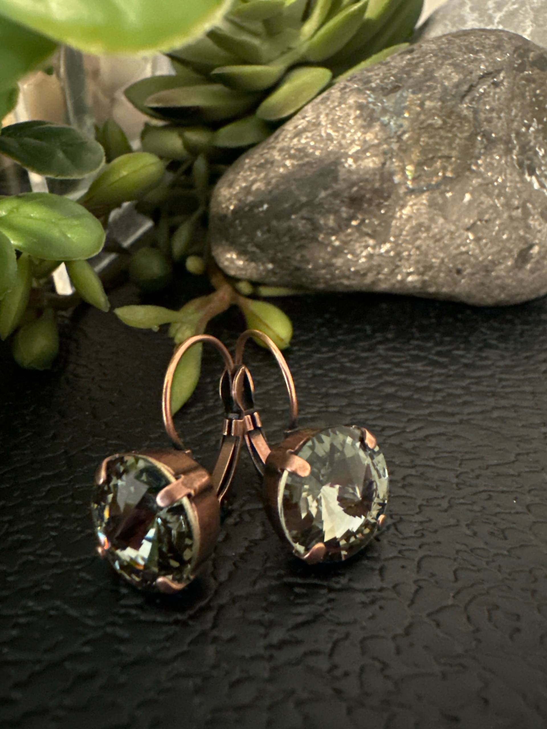 12 Mm Black Diamond Swarovski-Kristall-Antique Copper Ohrringe 12 Mm Black Diamond Swarovski-Kristall-Antique Copper Ohrringe von JewelryByJanine