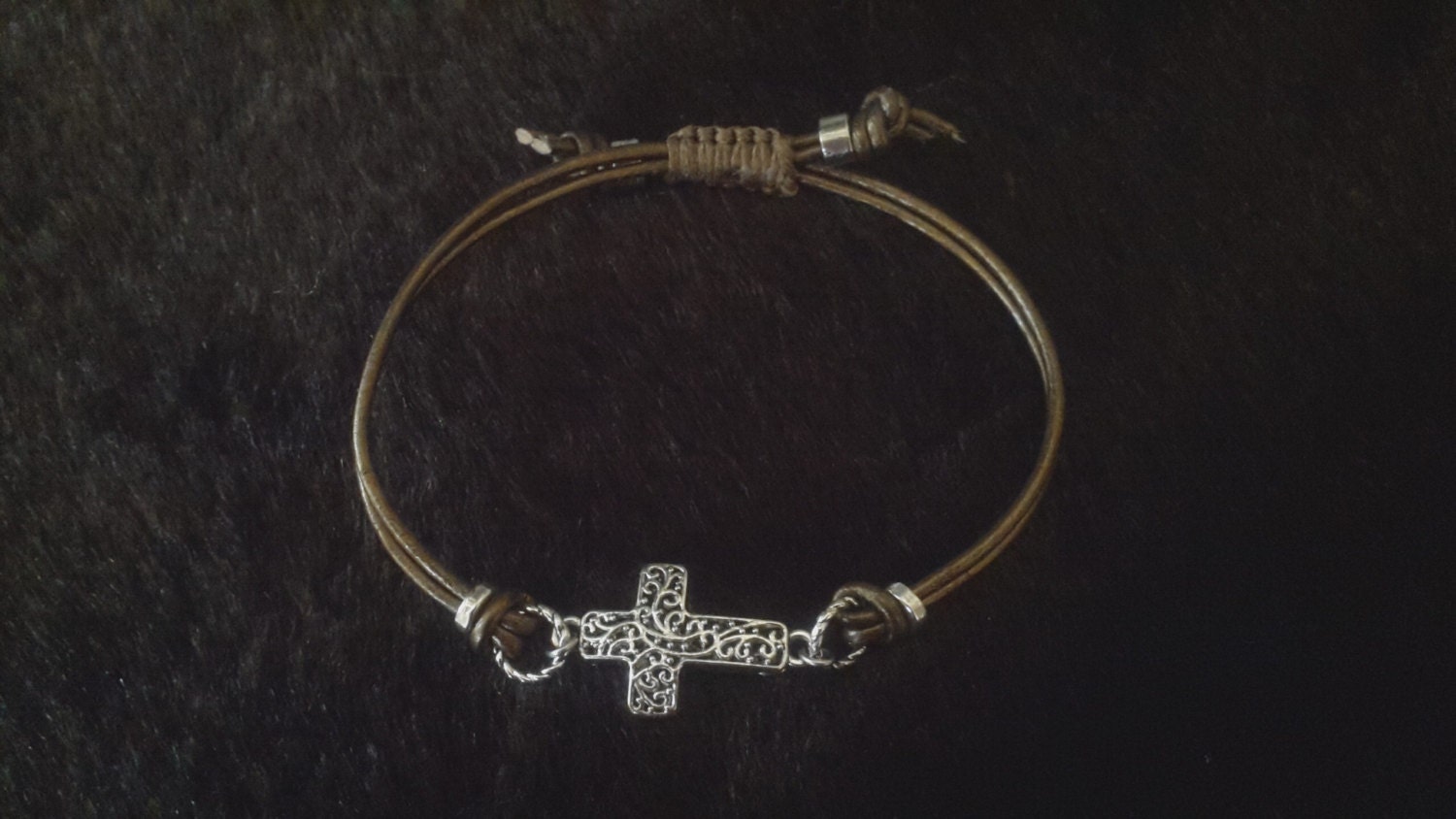 Kreuz-Lederarmband in Antik-Gold Mit Verschiebbarem Knotenverschluss Kreuz-Lederarmband in Antik-Gold Mit Verschiebbarem Knotenverschluss von JewelryByJanine