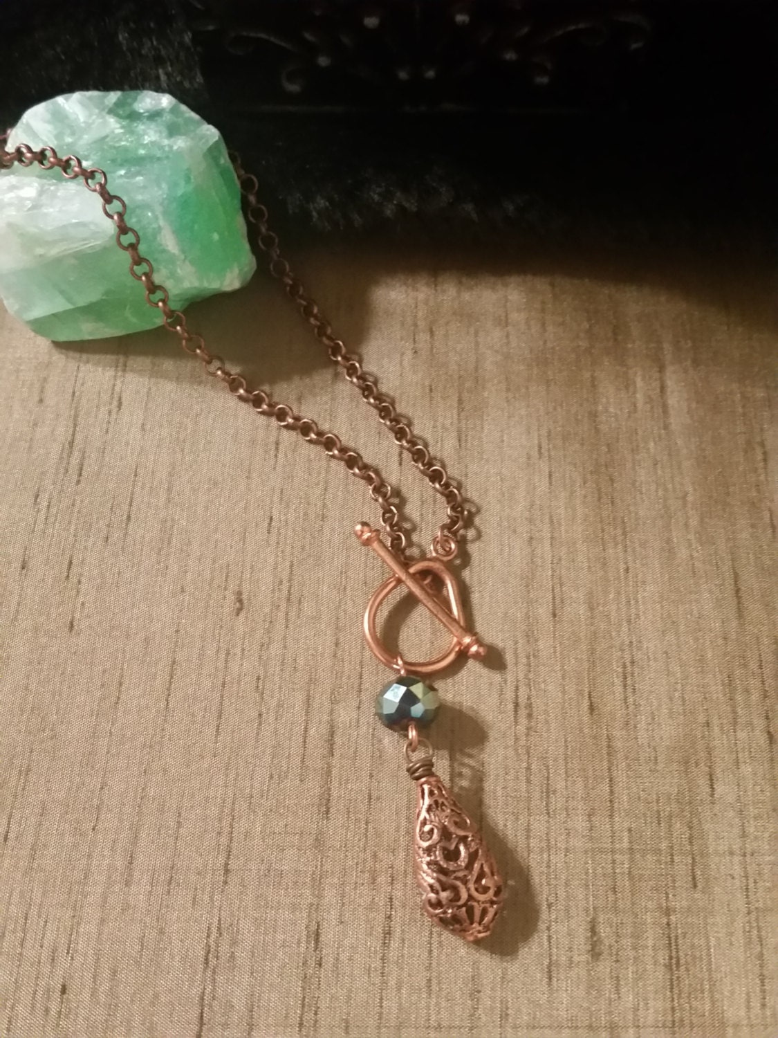 Kupferfarbene Tropfenkette Mit Knebelverschluss Vorne Kupferfarbene Tropfenkette Mit Knebelverschluss Vorne von JewelryByJanine