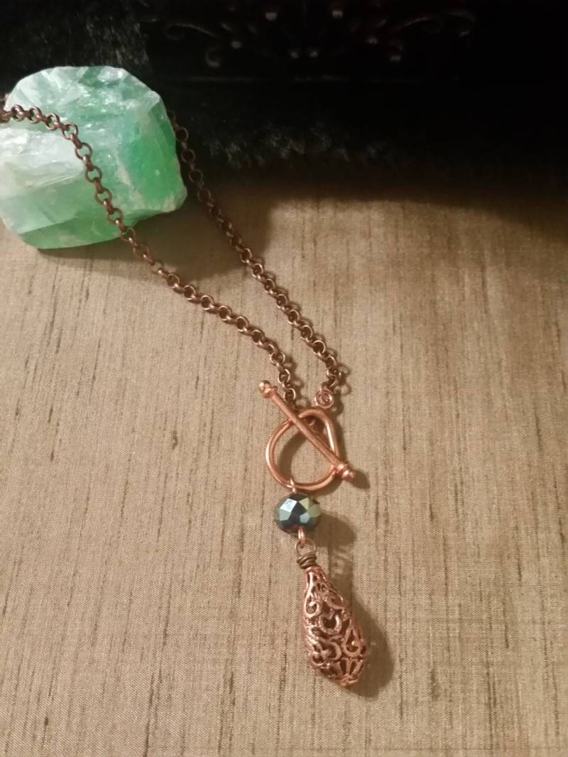 Kupferfarbene Tropfenkette Mit Knebelverschluss Vorne Kupferfarbene Tropfenkette Mit Knebelverschluss Vorne von JewelryByJanine