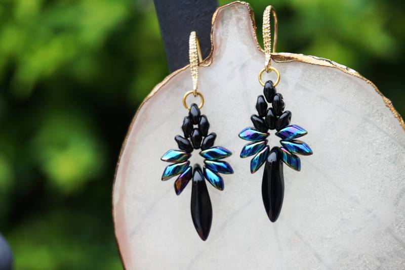 Schwarze Frauen Perlen Ohrringe Mit Farbe Überlauf von JewelryByKozlovski