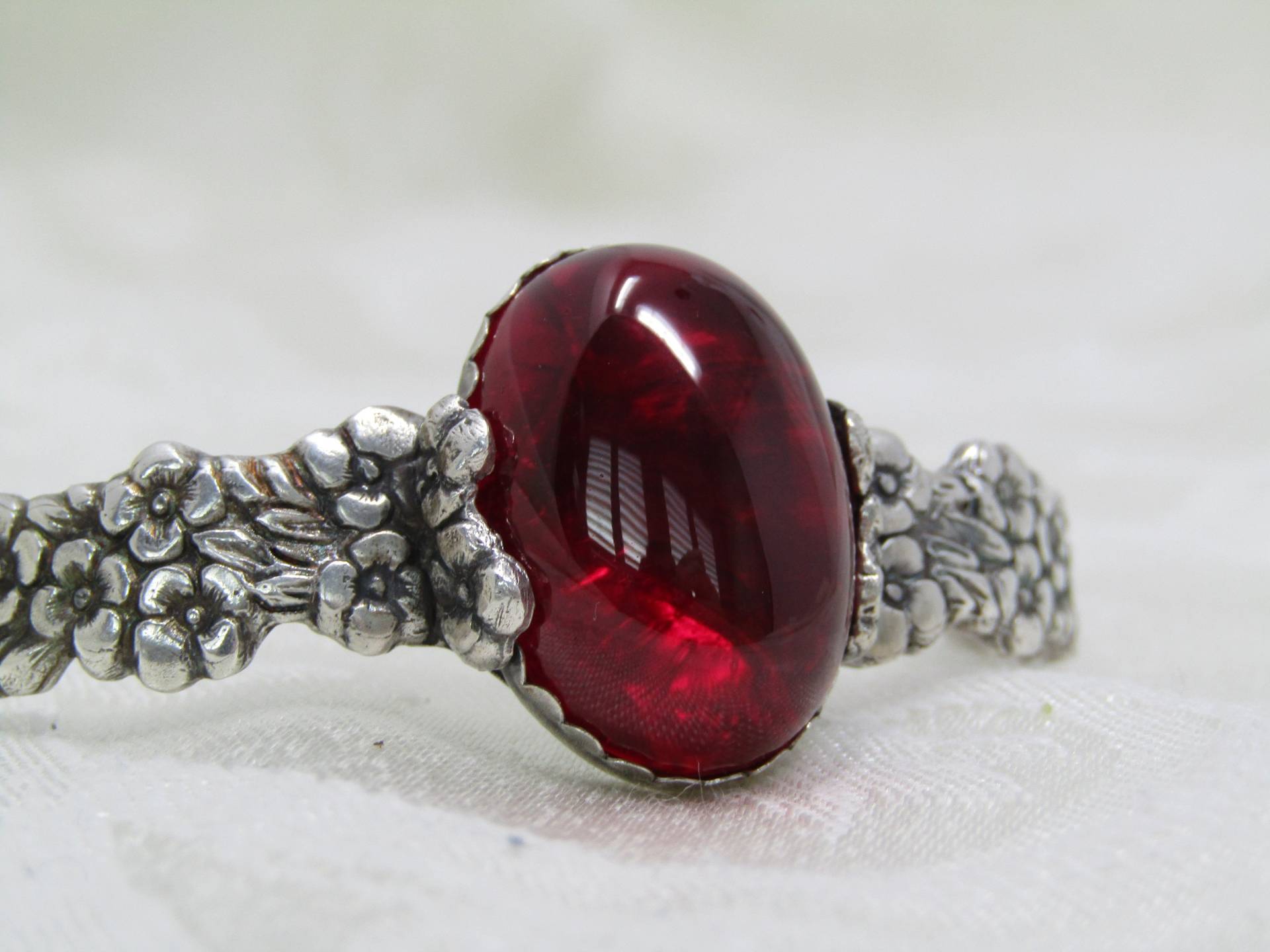 Artisan Ruby Floral Semi Cuff Blumenarmband Artisan Ruby Floral Semi Cuff Blumenarmband von JewelryArtByLaDeane