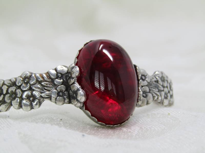 Artisan Ruby Floral Semi Cuff Blumenarmband Artisan Ruby Floral Semi Cuff Blumenarmband von JewelryArtByLaDeane