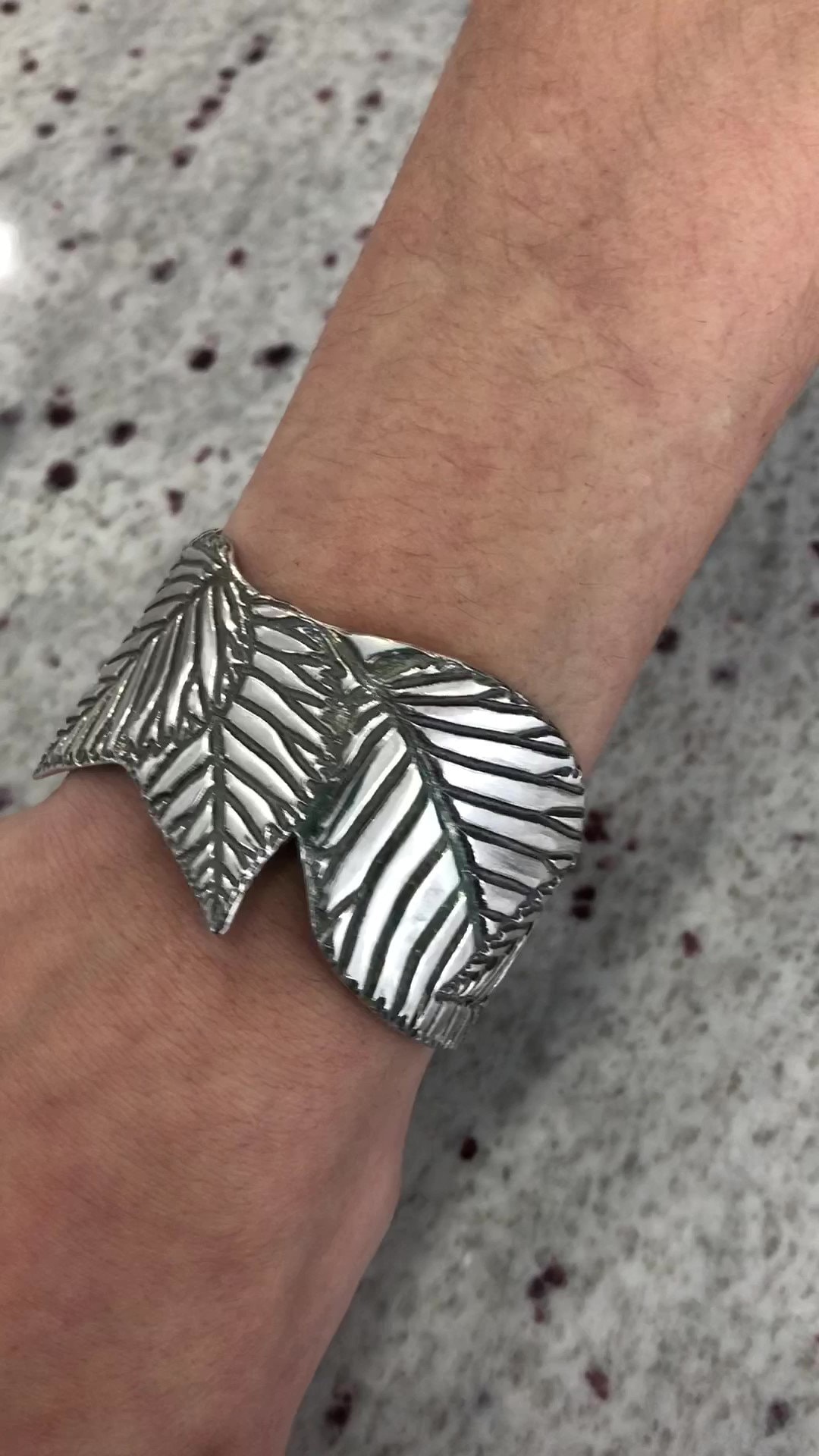 Feinsilber Großes Blatt Handgemachte Manschette Armband Feinsilber Großes Blatt Handgemachte Manschette Armband von JewelryArtByLaDeane
