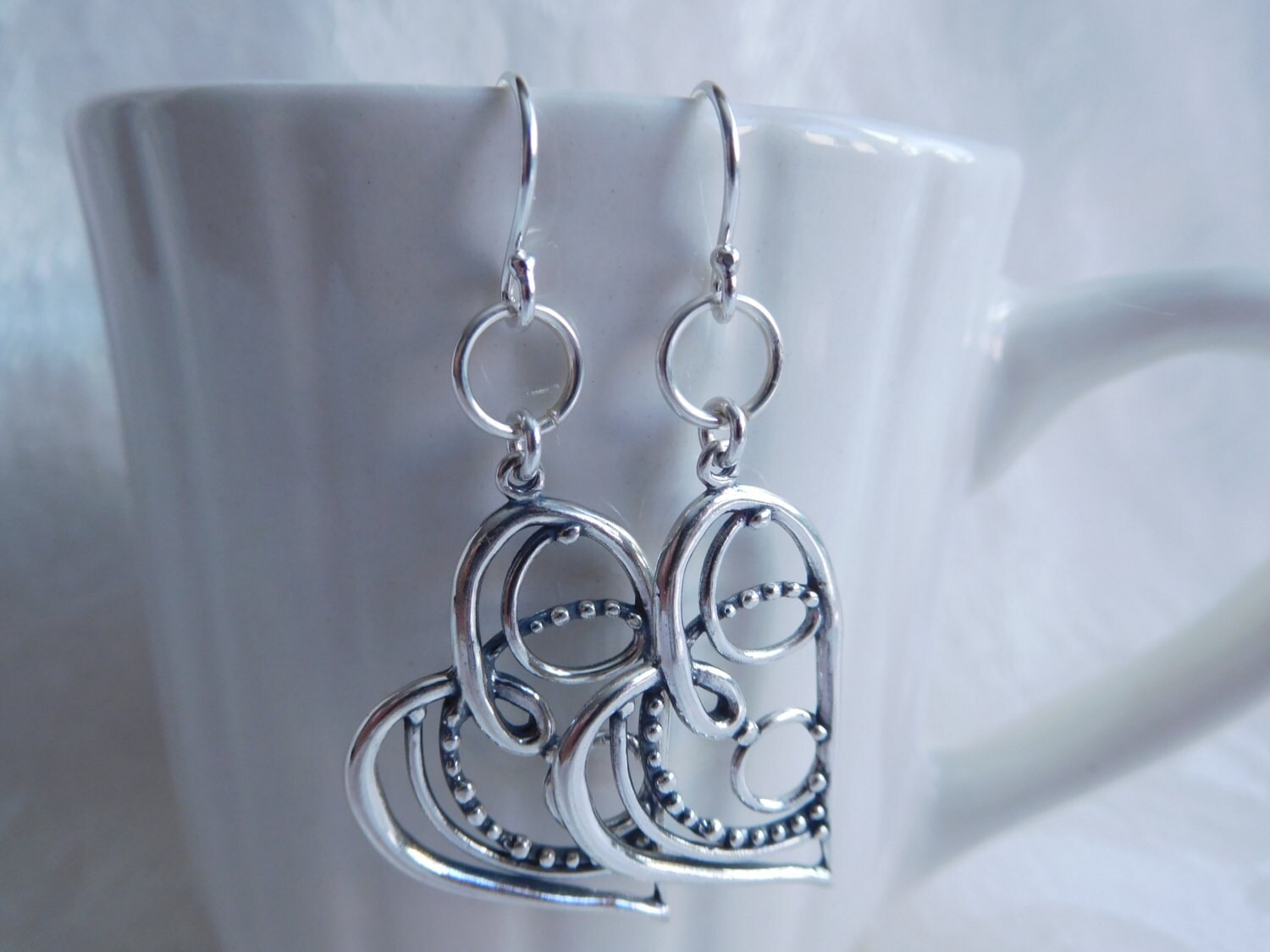 Handgefertigte Herz-Ohrringe Aus Sterlingsilber Handgefertigte Herz-Ohrringe Aus Sterlingsilber von JewelryArtByLaDeane