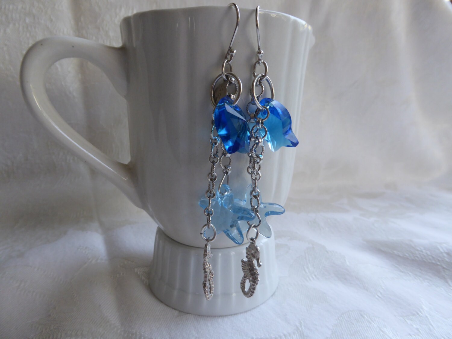 Handwerker Silber Seepferdchen, Fisch Und Seestern Sapphire Blauer Kristall Handgemachte Ohrringe Handwerker Silber Seepferdchen, Fisch Und Seestern Sapphire Blauer Kristall Handgemachte Ohrringe von JewelryArtByLaDeane