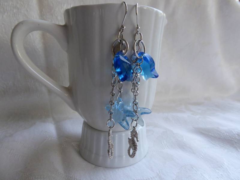 Handwerker Silber Seepferdchen, Fisch Und Seestern Sapphire Blauer Kristall Handgemachte Ohrringe Handwerker Silber Seepferdchen, Fisch Und Seestern Sapphire Blauer Kristall Handgemachte Ohrringe von JewelryArtByLaDeane