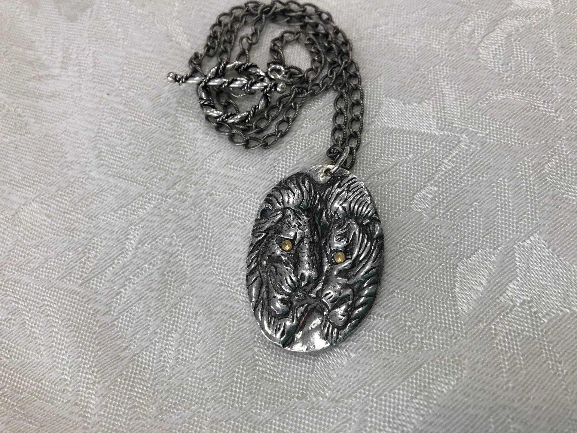 Silber Löwen Liebe Cabochon Anhänger Halskette Silber Löwen Liebe Cabochon Anhänger Halskette von JewelryArtByLaDeane