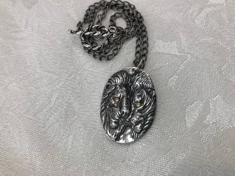 Silber Löwen Liebe Cabochon Anhänger Halskette Silber Löwen Liebe Cabochon Anhänger Halskette von JewelryArtByLaDeane
