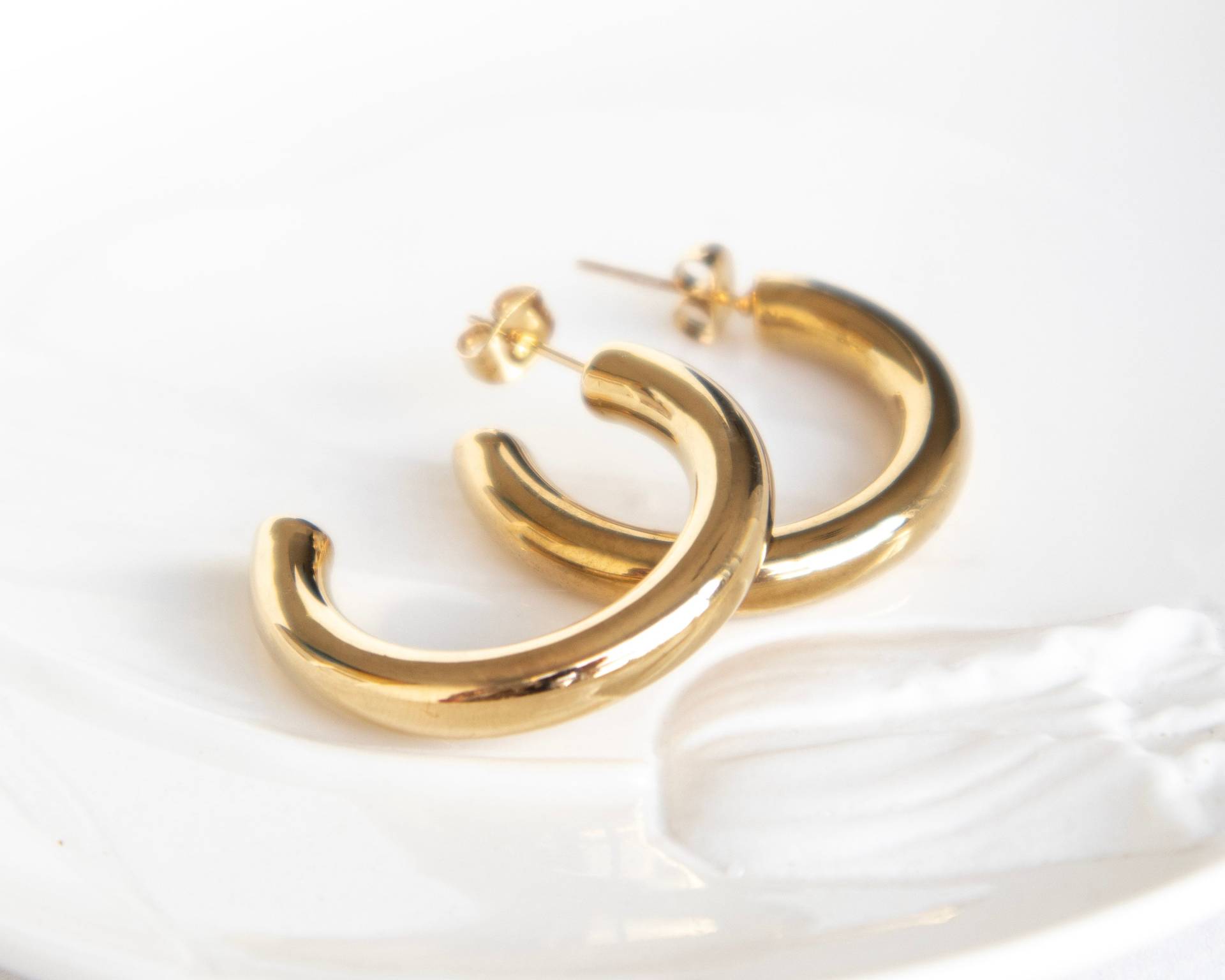 Gold Chunky Creolen, Runde 1 "Schlichte Goldene Dicke Huggie Creolen Im Boho-stil." von JewelryByMagoo