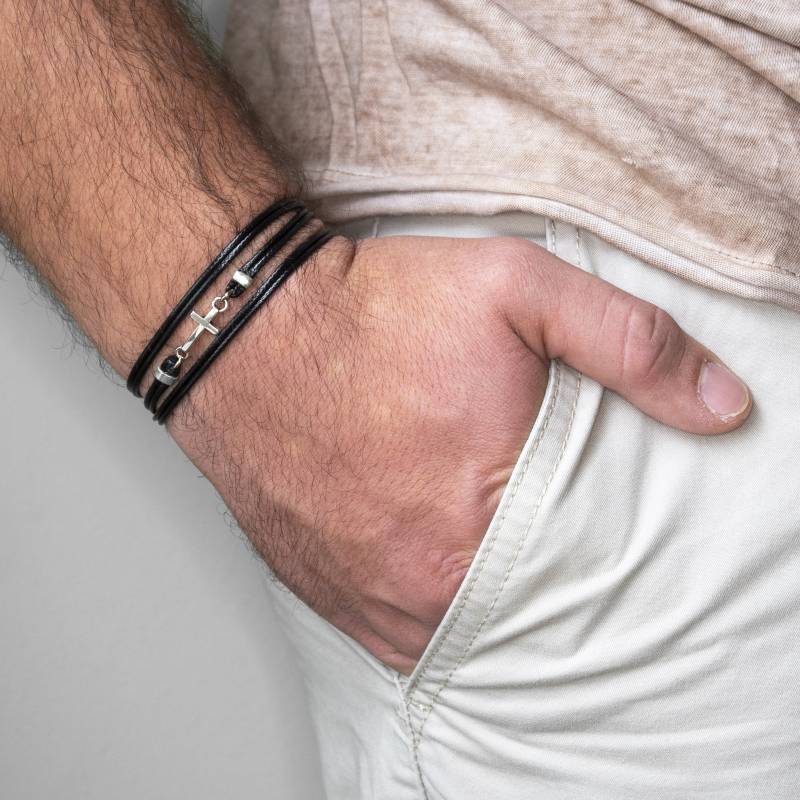 Herren Silber Kreuz Schwarzes Armband, Religiöses Armband Für Herren, Christliches Stilvolles Geschenk, Modernes von JewelryByMagoo
