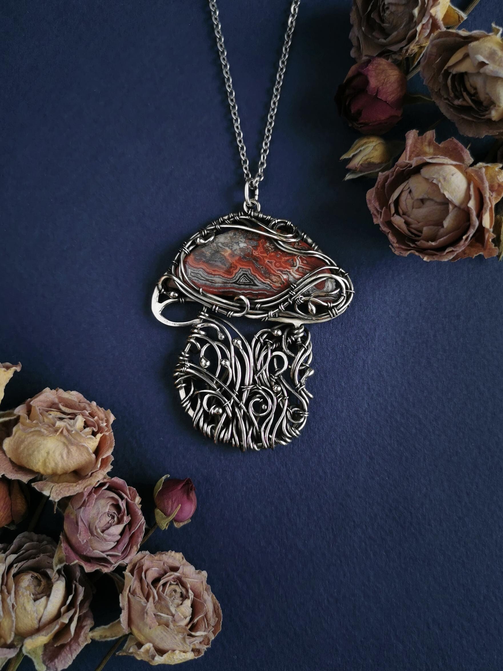 Große Pilz Halskette, Rot Verrückte Spitze Achat Wire Wrap Anhänger Schmuck, Fee Cottagecore Wald Geschenk Für Sie, Fantasy von JewelryByMirraling