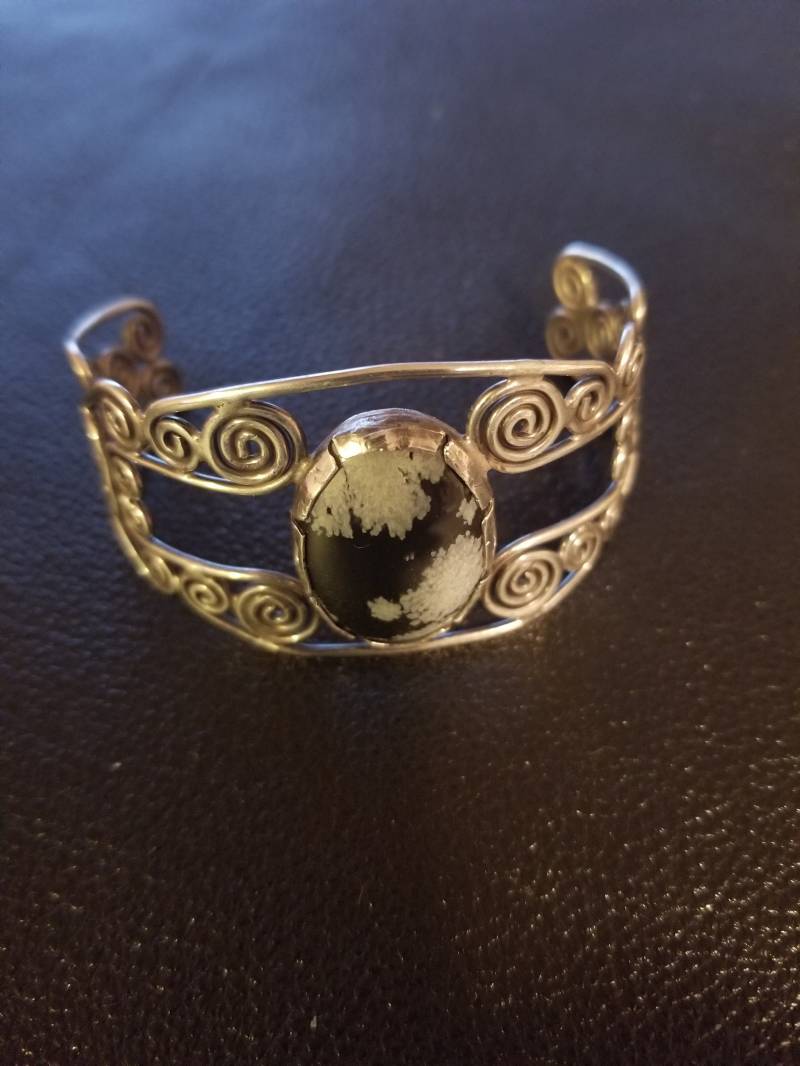 Ba020 Manschette Armband in Silber Mit Scroll-Arbeit Und Große Schneeflocke Obsidian - Vintage Ba020 Manschette Armband in Silber Mit Scroll-Arbeit Und Große Schneeflocke Obsidian - Vintage von JewelryByMissCarly