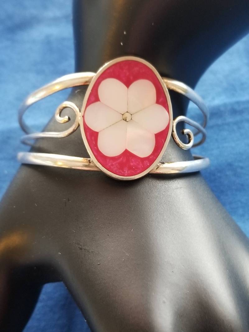 Ba105 Vintage Silber Ton Manschette Armband Mit Rosa Und Weiß Emaille Blume Ba105 Vintage Silber Ton Manschette Armband Mit Rosa Und Weiß Emaille Blume von JewelryByMissCarly