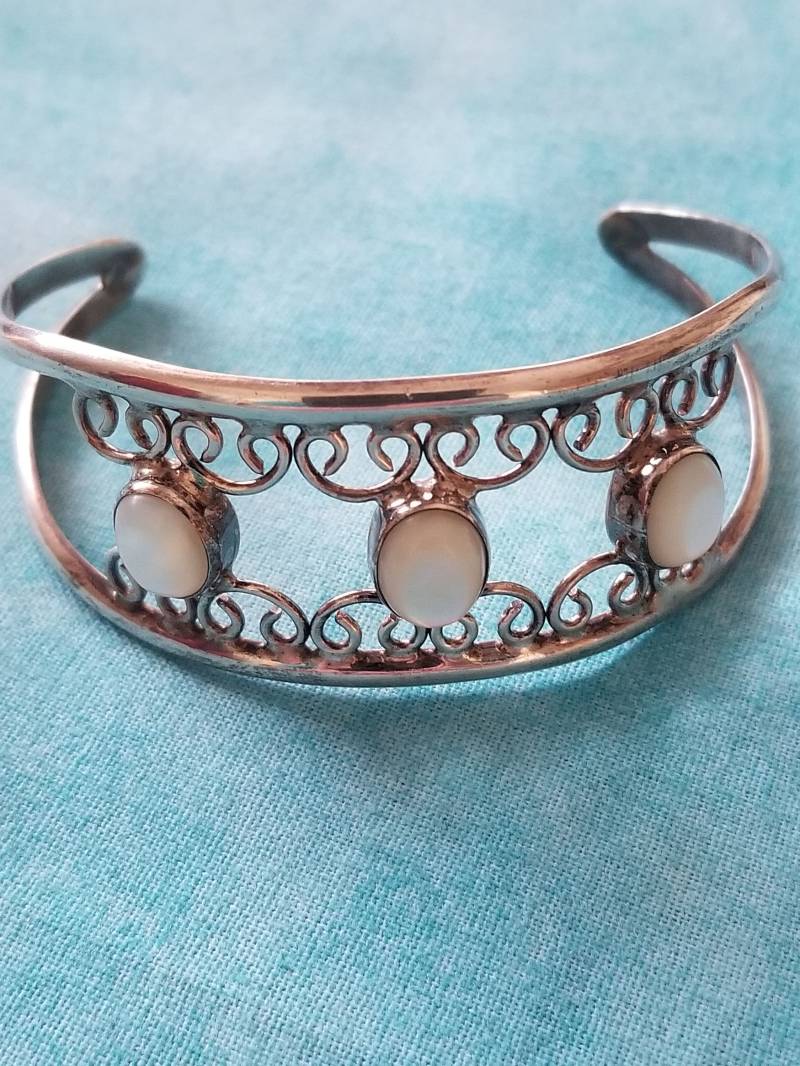 Ba109 Manschette Armband in Silber Mit Perlmutt Cabochons - Vintage Ba109 Manschette Armband in Silber Mit Perlmutt Cabochons - Vintage von JewelryByMissCarly