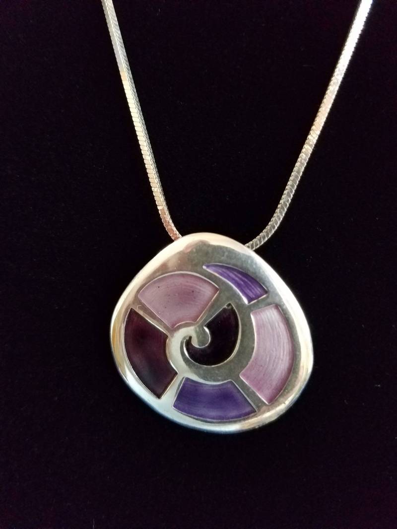 Cp070 Sterling Silber Halskette Mit Wirbelnden Anhänger Lila Inlay - Vintage Cp070 Sterling Silber Halskette Mit Wirbelnden Anhänger Lila Inlay - Vintage von JewelryByMissCarly