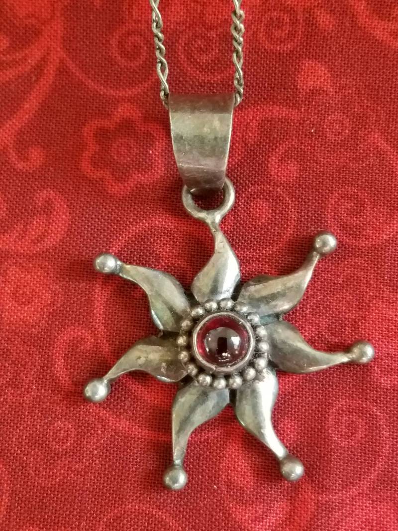 Cp081 Sunburst Anhänger Mit Amethyst Zentrum in Sterling Silber Halskette - Vintage Cp081 Sunburst Anhänger Mit Amethyst Zentrum in Sterling Silber Halskette - Vintage von JewelryByMissCarly