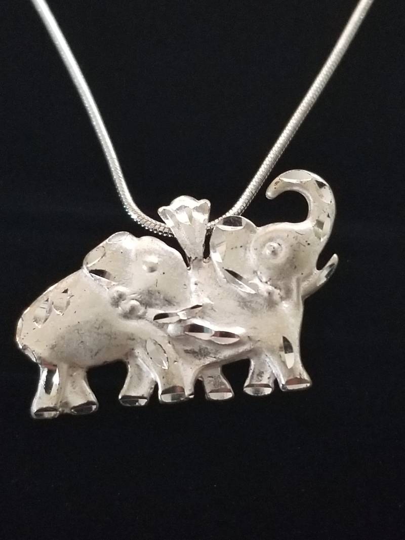 Cp176 Elefant Anhänger Mit Sterling Silber Halskette Cp176 Elefant Anhänger Mit Sterling Silber Halskette von JewelryByMissCarly