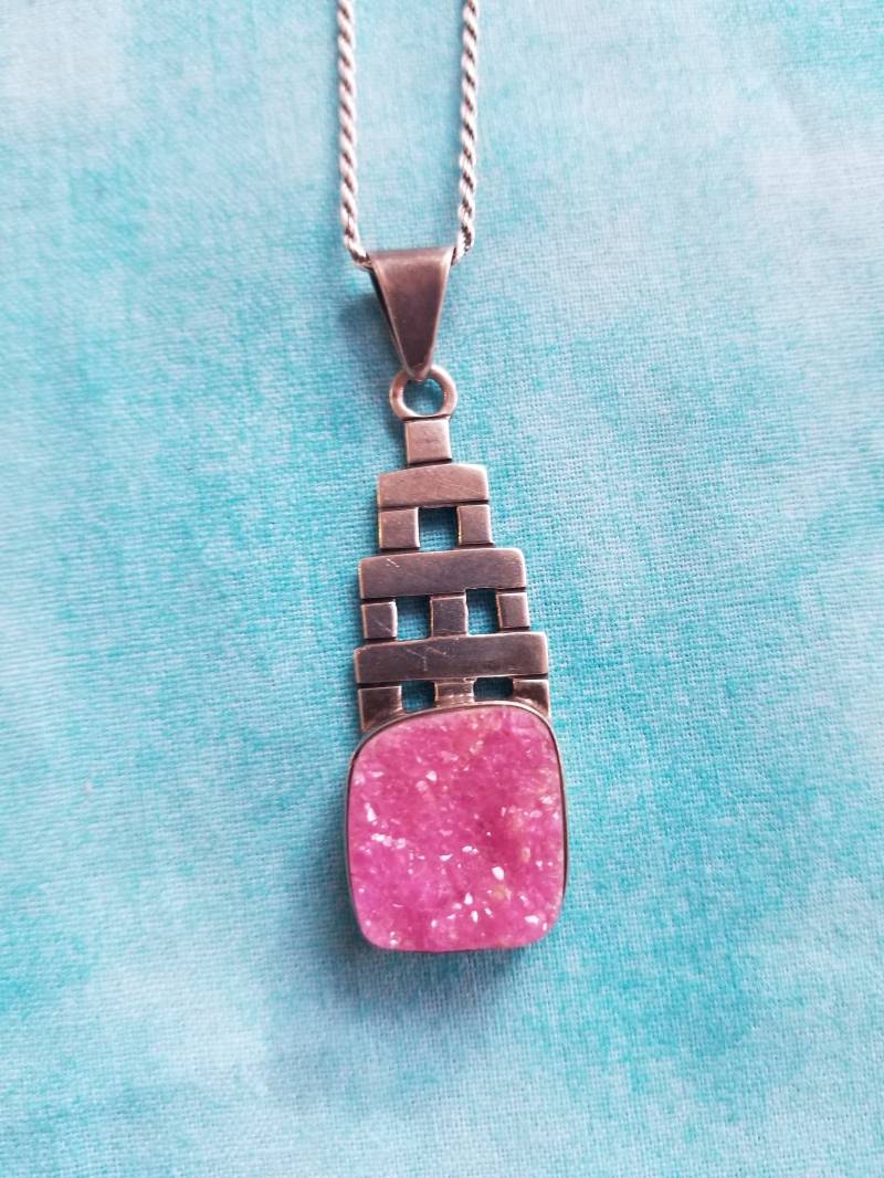 Cp202 Vintage Estate Sterling Silber Rosa Druzy Anhänger Mit Seil Halskette Cp202 Vintage Estate Sterling Silber Rosa Druzy Anhänger Mit Seil Halskette von JewelryByMissCarly