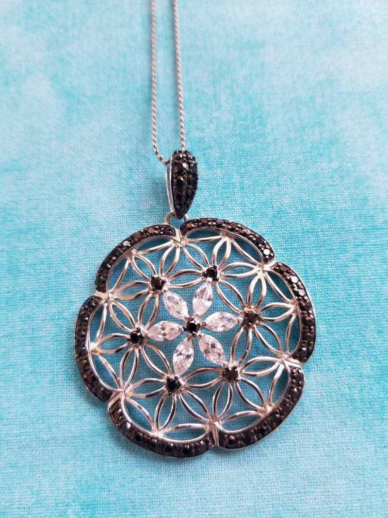 Cp205 Blumenanhänger Mit Cz in Sterling Silber Anhänger Halskette Cp205 Blumenanhänger Mit Cz in Sterling Silber Anhänger Halskette von JewelryByMissCarly