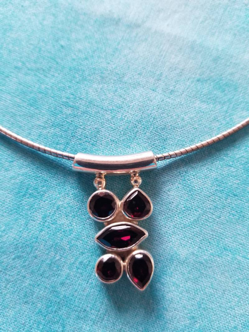 Cp242 Granat Anhänger Aus Sterling Silber Mit Omega Halskette Cp242 Granat Anhänger Aus Sterling Silber Mit Omega Halskette von JewelryByMissCarly